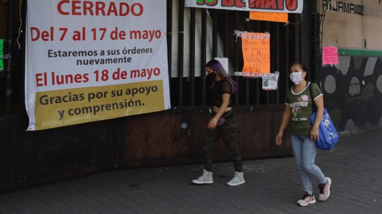 México inicia reactivación en algunas regiones pese a repunte de casos de COVID-19