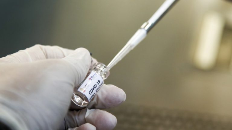 China prueba vacuna en 60 mil personas sin efectos adversos, dice funcionario