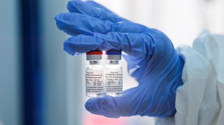 OMS no espera vacunaciones masivas contra COVID-19 hasta mediados de 2021