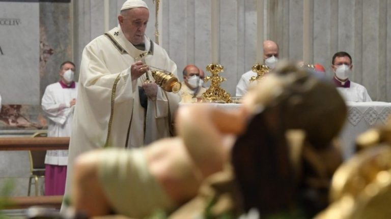 Papa Francisco pide liberarse de la dictadura del ‘yo’ para abrirse a la adoración