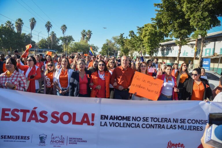 Cientos de personas se suman a Marcha Naranja para erradicar la violencia contra la mujer.