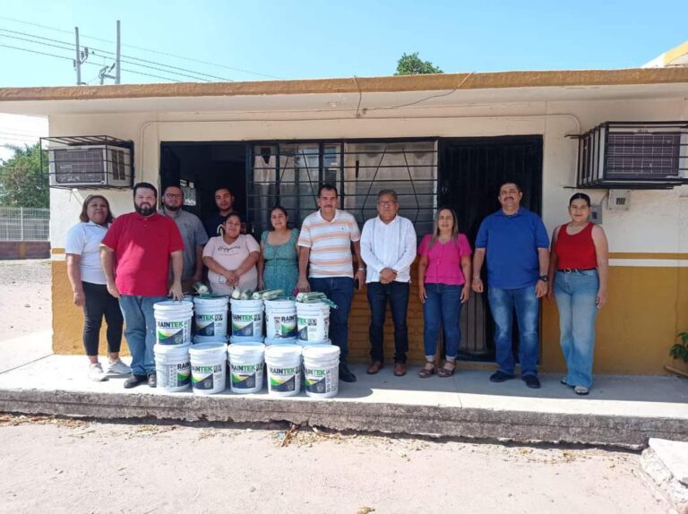 Entrega SEPyC material para impermeabilizar a escuela primaria en Vinaterías