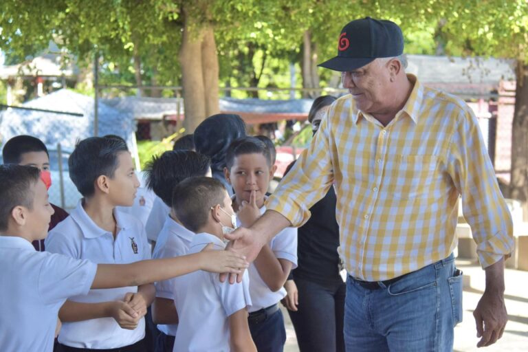 Alcalde Gildardo Leyva construirá aula y banqueta en  Escuela Primaria General Ángel Flores.