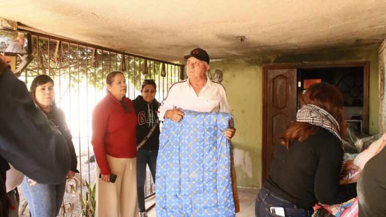 Ayuntamiento de El Fuerte y DIF brindan apoyo a familia afectada por incendio en Jahuara II.