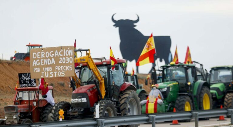 Los agricultores y transportistas reunidos a las afueras de Madrid aprueban un paro indefinido mientras fracasa el llamamiento de tomar la capital