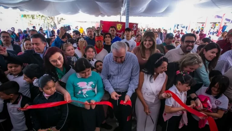Rubén Rocha Moya inaugura Feria por La Paz en Culiacán, organizada por la SSyPC Federal.